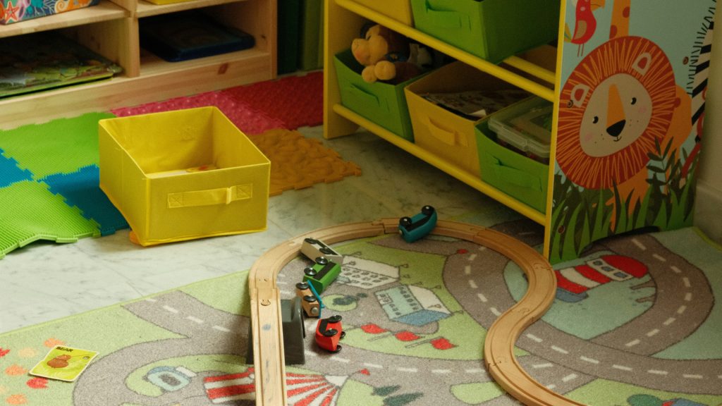 Fini les jouets qui traînent : 5 solutions de rangement malignes repérées chez IDMarket