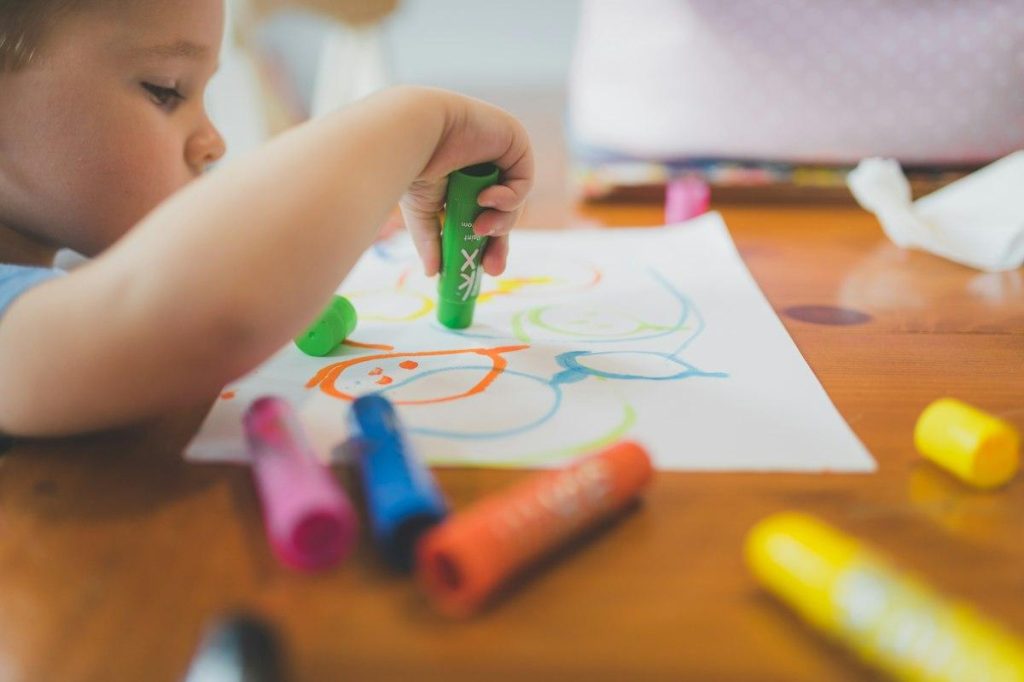 Dessin pour enfant : 15 idées faciles à proposer de 3 à 10 ans, âge par âge